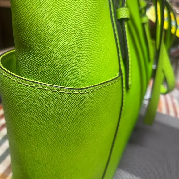 Micheal k Green shoulder bag lime green pro-owned Clean - Picture 6 of 11